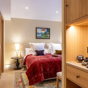 https://hotel-la-mere-germaine.fr-provencehotel.com